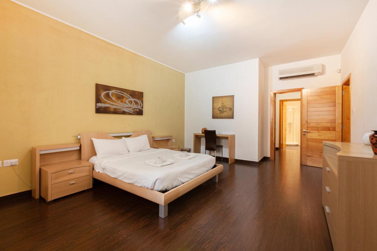 Spacious Seafront Apt With Living, Sofa, Wifi & Ac By 360 Estates Слима Екстериор снимка