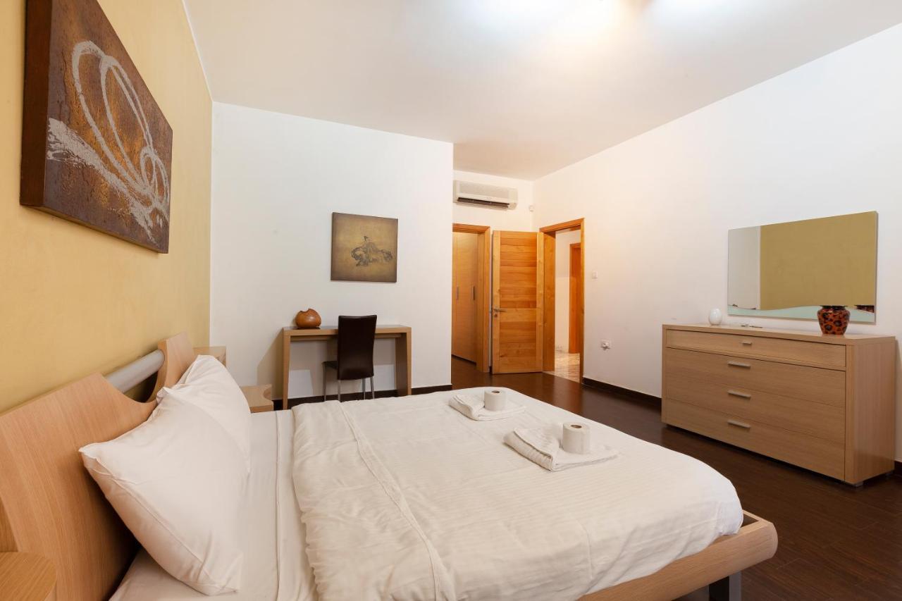 Spacious Seafront Apt With Living, Sofa, Wifi & Ac By 360 Estates Слима Екстериор снимка
